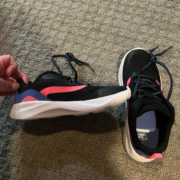 Girl’s Big Kid Athletic Works memory foam sneakers - size 3, NWOT - Picture 5 of 5